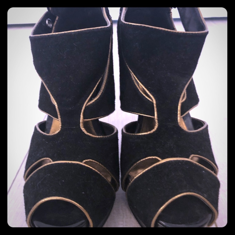 Black velvet peep-toes